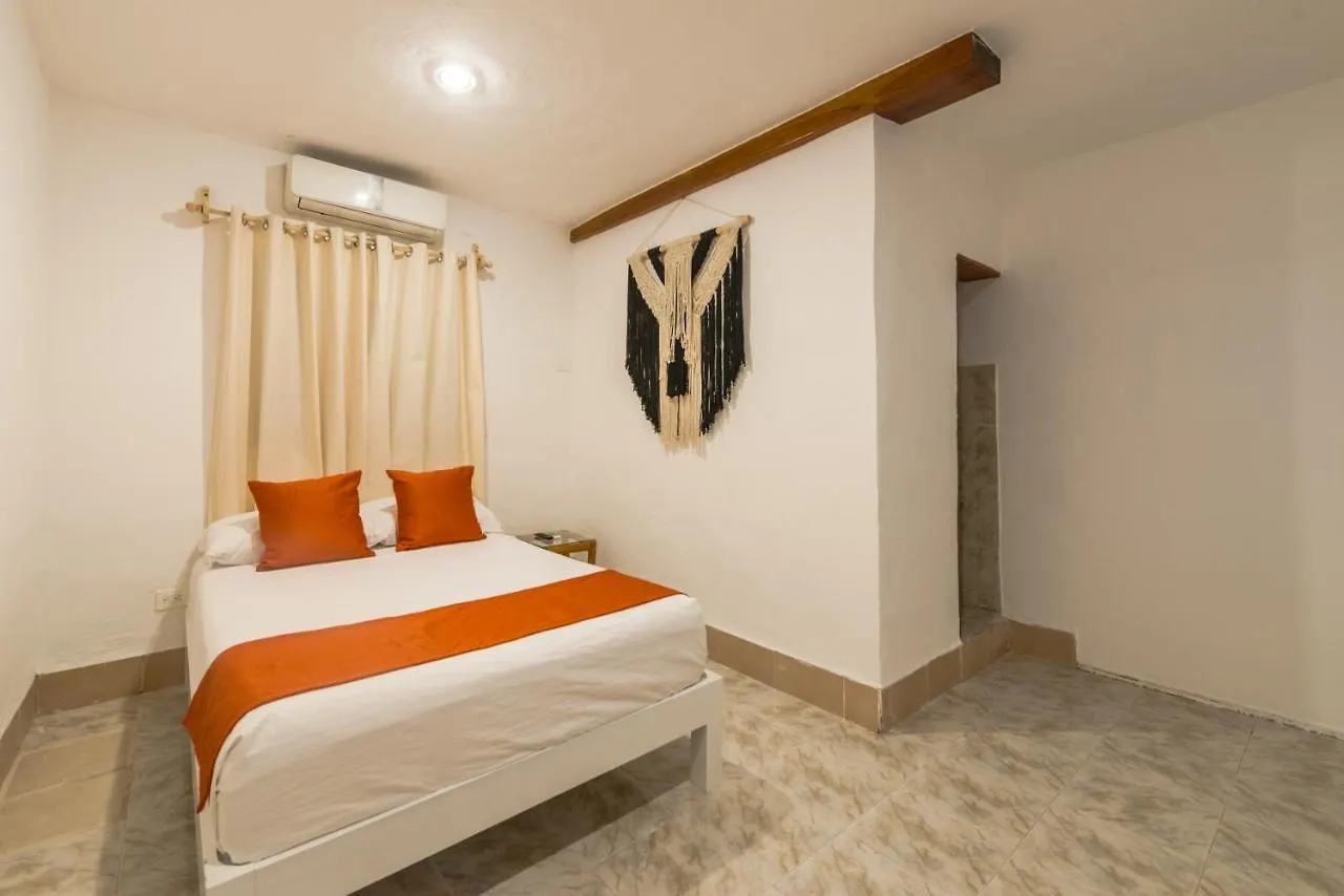 Hotel Caracol Puerto Morelos 3*,